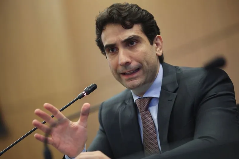 Galípolo alerta para risco de 'asfixia' do Banco Central por resistência a pressões políticas