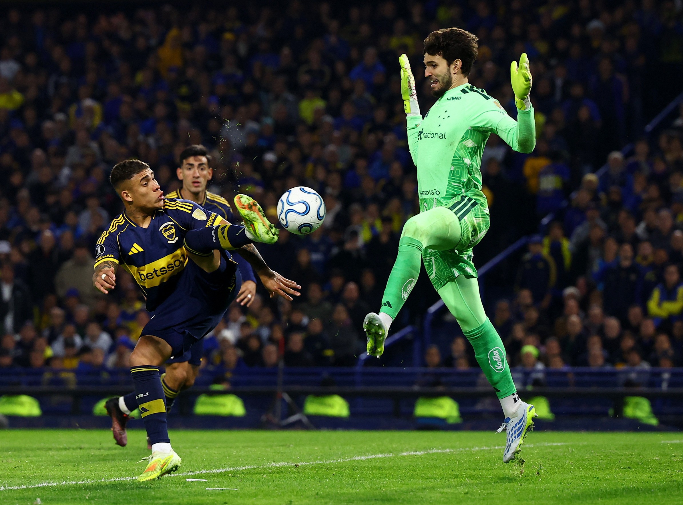 Goleiro Otávio brilha na Bombonera e estabelece recorde de defesas pelo Cruzeiro na Libertadores