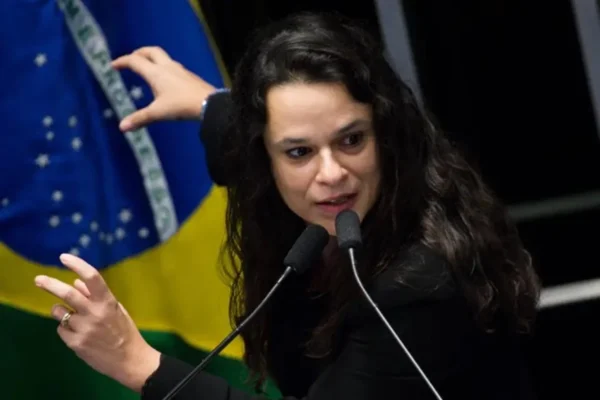 Janaína Paschoal afirma que Flávio Bolsonaro prejudica alianças da direita nos estados