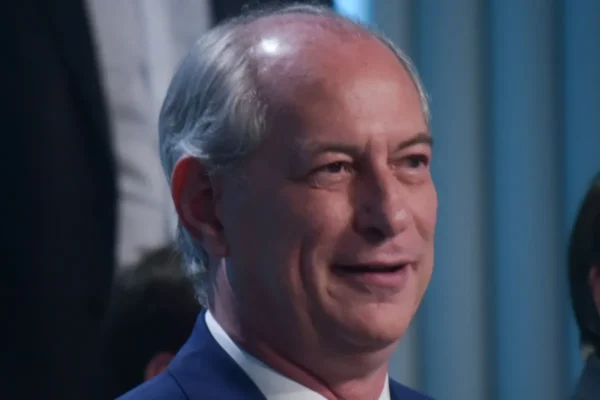 Justiça Eleitoral condena Ciro Gomes por violência política de gênero contra Janaína Farias