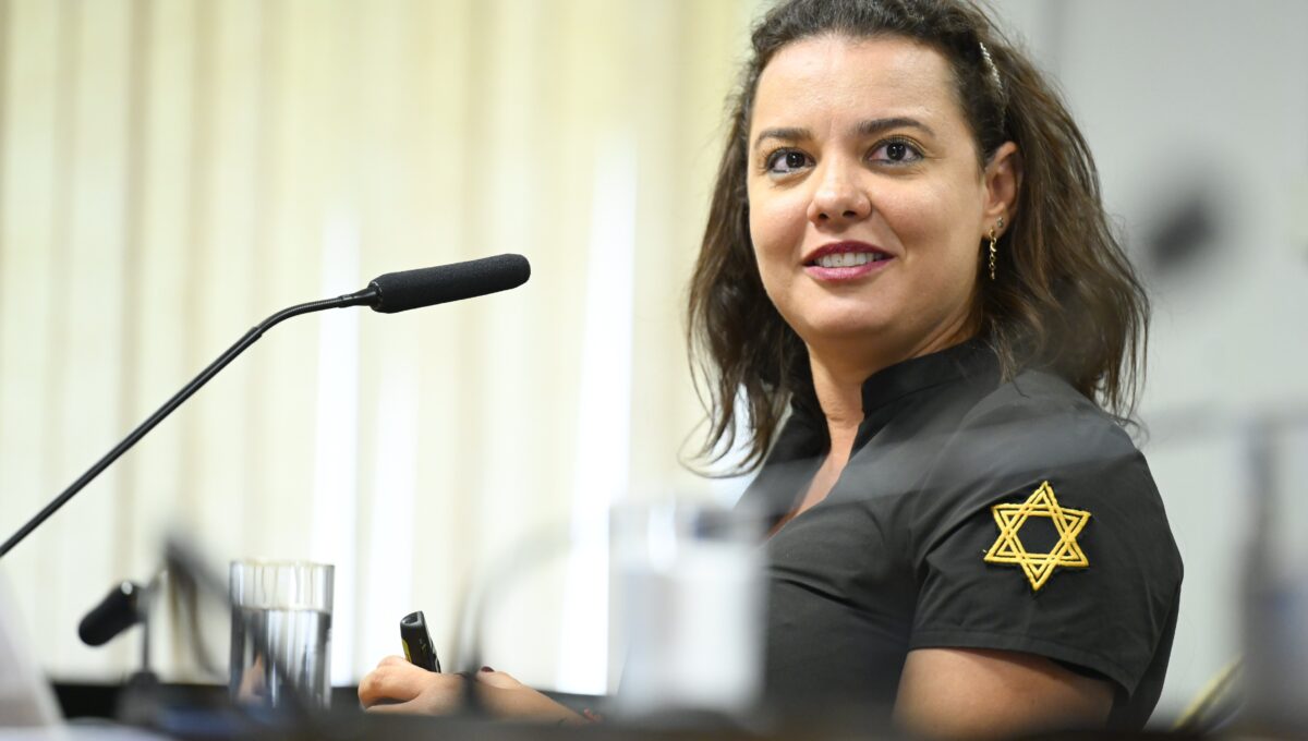 Justiça Federal ordena que Meta suspenda contas de médica da Fiocruz por fake news sobre vacinação