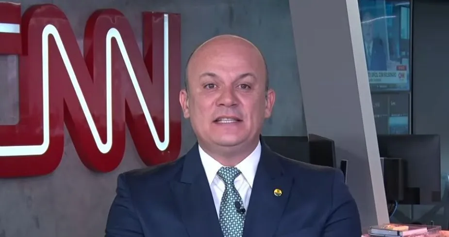 Líder da oposição descarta substituição de Flávio Bolsonaro em pré-candidatura presidencial