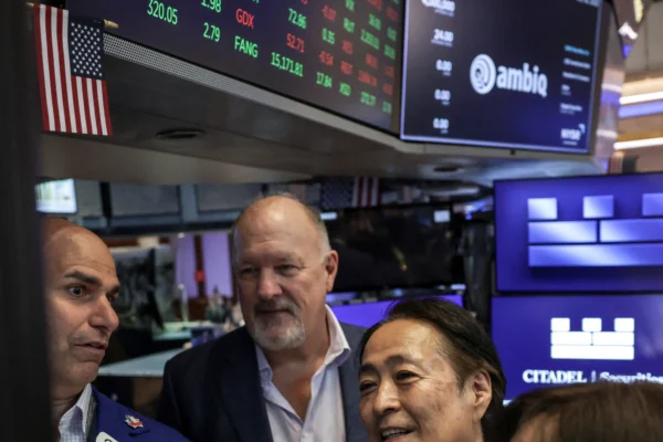Mercado de Nova York opera de forma mista à espera de balanço da Nvidia e dados do Fed