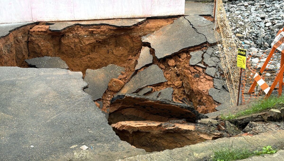 Moradores do Jardim Imperial temem avanço de crateras após nova erosão em São José dos Campos