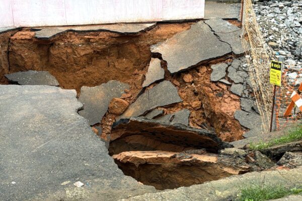 Moradores do Jardim Imperial temem avanço de crateras após nova erosão em São José dos Campos