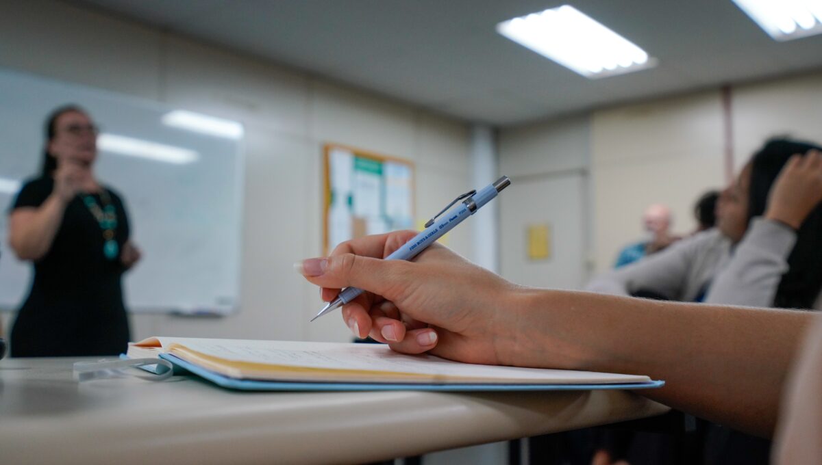 Mudança para o ensino médio afeta saúde mental de estudantes por longo prazo, aponta pesquisa