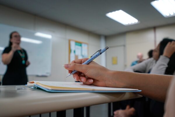 Mudança para o ensino médio afeta saúde mental de estudantes por longo prazo, aponta pesquisa