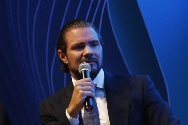 Negócios de Daniel Vorcaro com Flávio Bolsonaro geram surpresa nos bastidores do Centrão