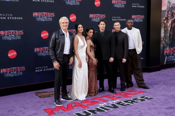 Nicholas Galitzine e Dolph Lundgren celebram encontro de gerações de He-Man em Los Angeles