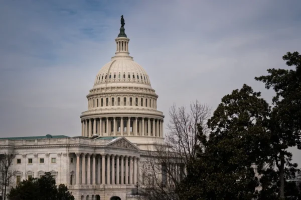 Oposição republicana no Senado avança com medida para encerrar guerra de Trump no Irã