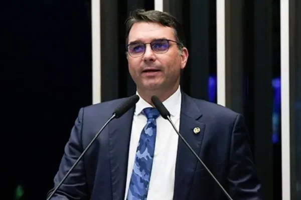 Senador Flávio Bolsonaro propõe remuneração por hora como alternativa ao fim da escala 6x1