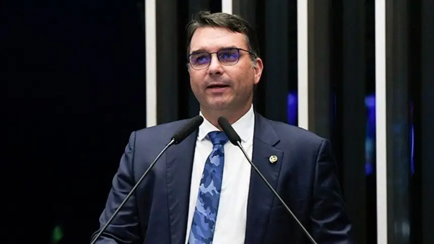 Senador Flávio Bolsonaro propõe remuneração por hora como alternativa ao fim da escala 6x1