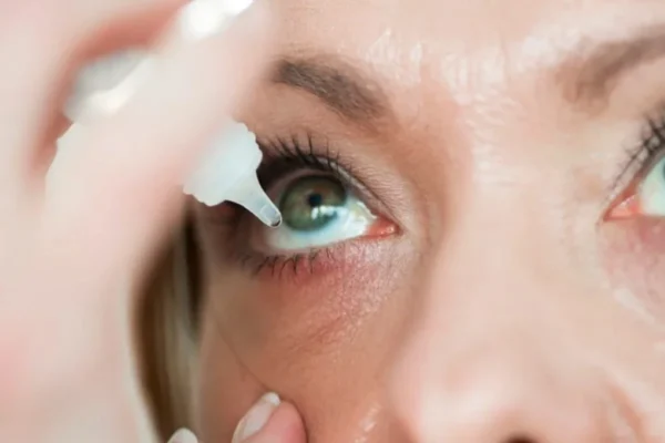 Triquíase: conheça a condição ocular que provoca irritação e ardência nos cílios