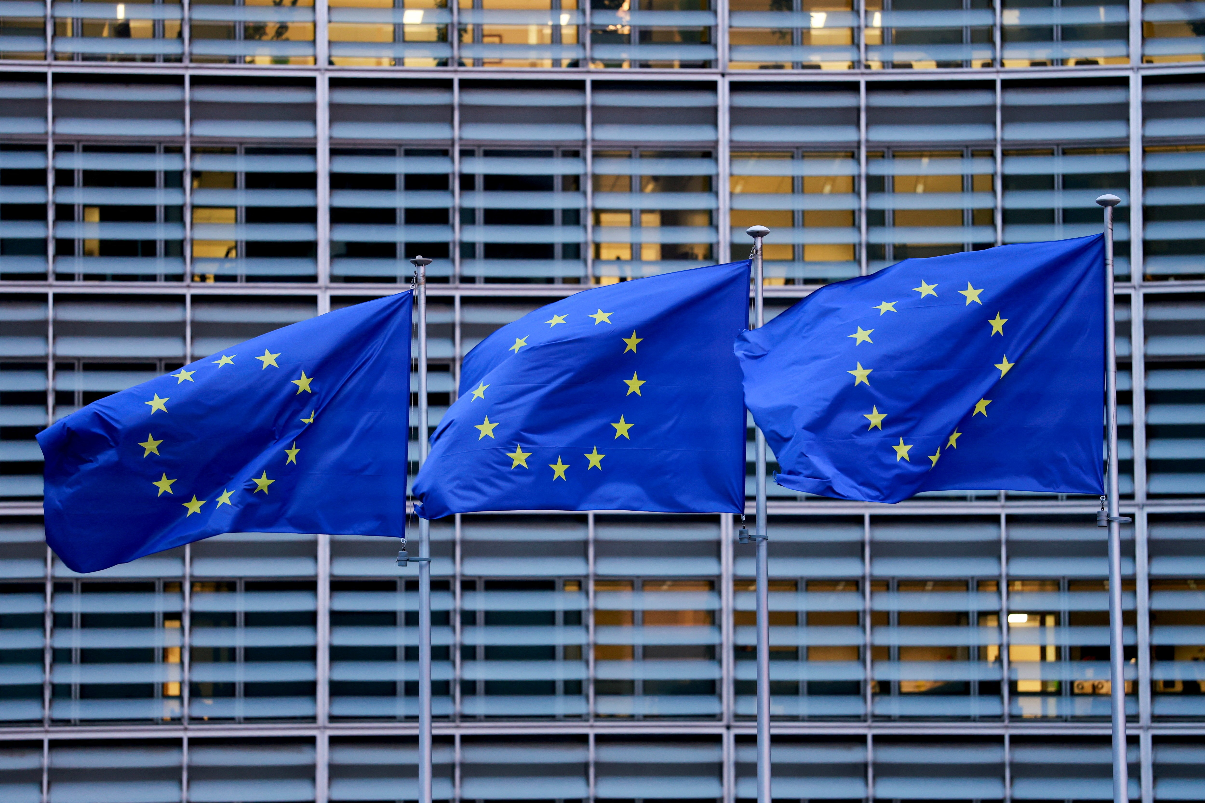 UE acelera eliminação de tarifas sobre produtos dos EUA para conter pressões de Trump