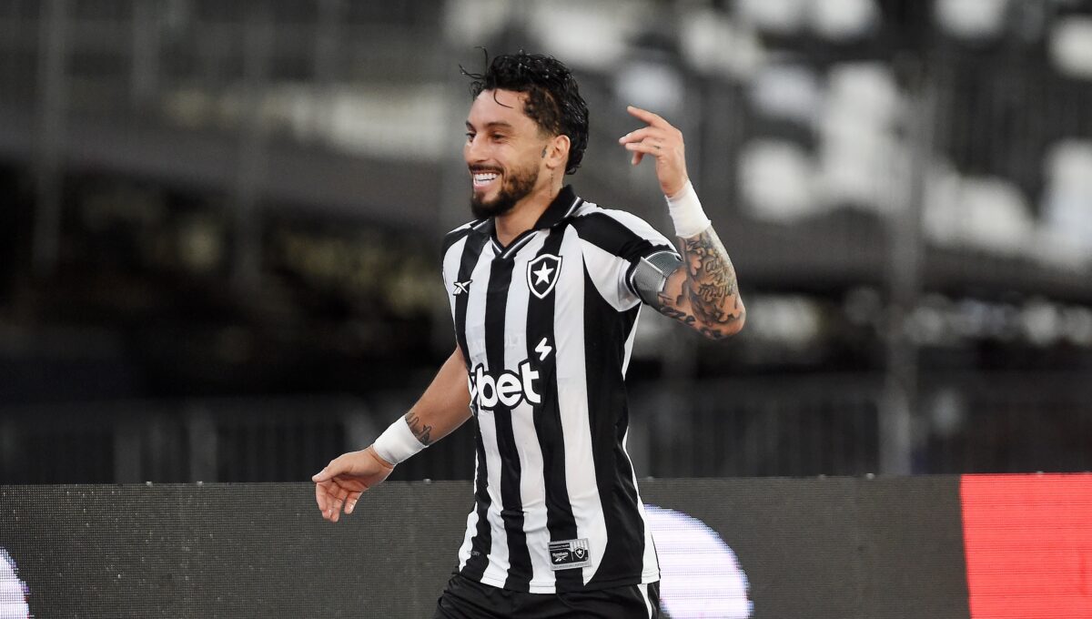 Alex Telles nega negociações para renovar com o Botafogo: "Tudo tem seu tempo"