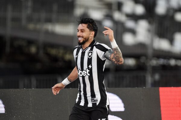 Alex Telles nega negociações para renovar com o Botafogo: "Tudo tem seu tempo"