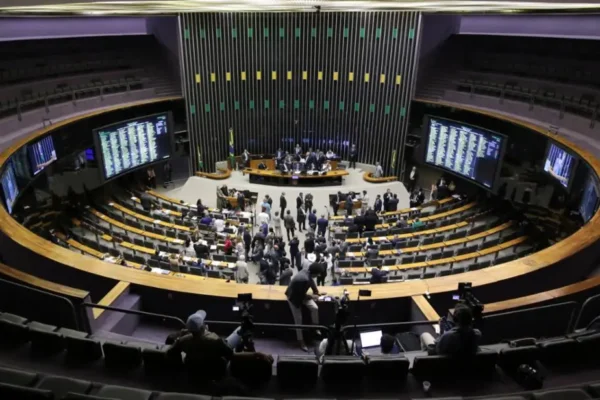 Bancada de líderes da Câmara quer barrar transição de 10 anos na PEC do fim da escala 6x1