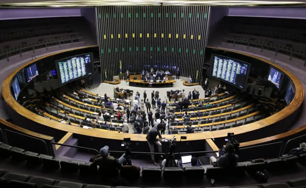 Bancada de líderes da Câmara quer barrar transição de 10 anos na PEC do fim da escala 6x1