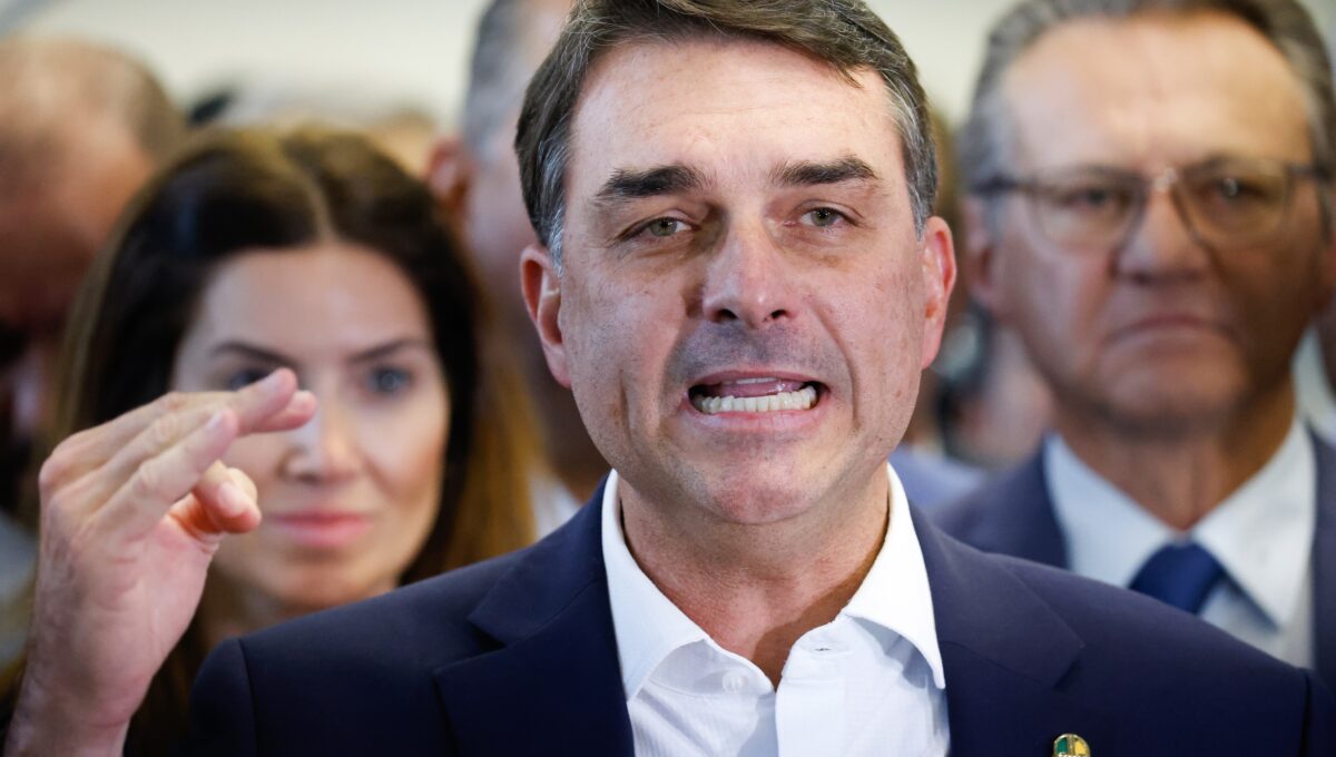 Base Bolsonarista vê Flávio Bolsonaro como 'Tóxico' após Escândalo com Banco Master