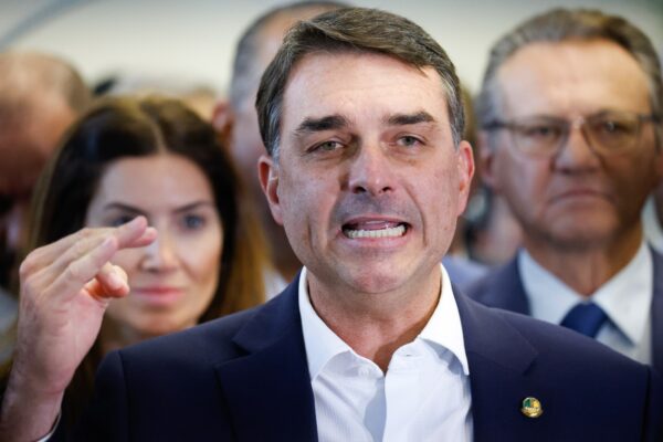 Base Bolsonarista vê Flávio Bolsonaro como 'Tóxico' após Escândalo com Banco Master