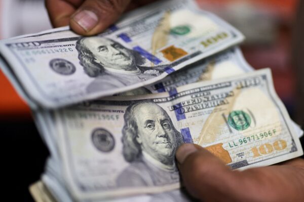 Câmbio sobe para R$ 5,01 impulsionado por tensões no Irã e indicadores dos Estados Unidos