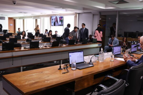 CCJ do Senado adia votação da PEC que concede autonomia financeira ao Banco Central