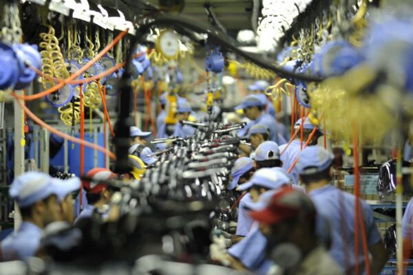 Comissão adia parecer sobre fim da escala 6x1 após pressão por transição de dez anos