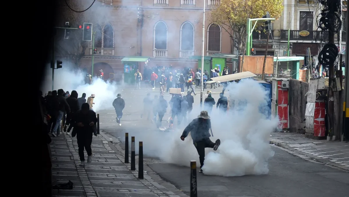 Confrontos em La Paz e Bloqueios de Estradas Agravam Crise na Bolívia