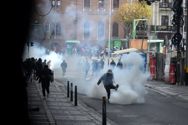 Confrontos em La Paz e Bloqueios de Estradas Agravam Crise na Bolívia