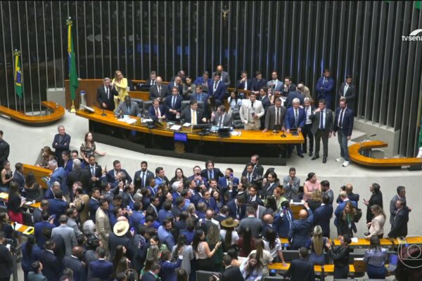 Congresso derruba veto de Lula e autoriza repasses públicos a municípios em anos eleitorais