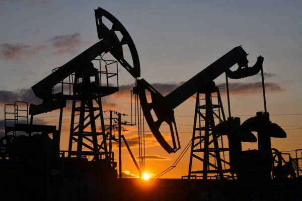 Cotação do petróleo reverte queda e sobe com impasse entre Irã e Estados Unidos