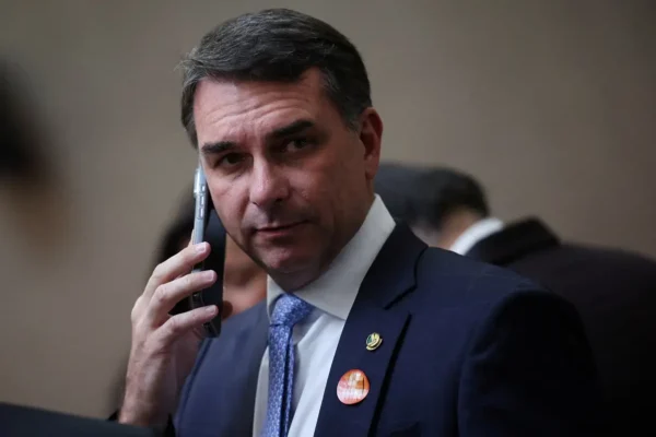 Eduardo Fischer assume marketing de Flávio Bolsonaro após desgaste com caso Vorcaro