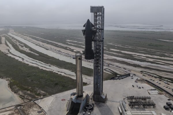 Falha em torre de lançamento obriga SpaceX a adiar 12º voo da Starship