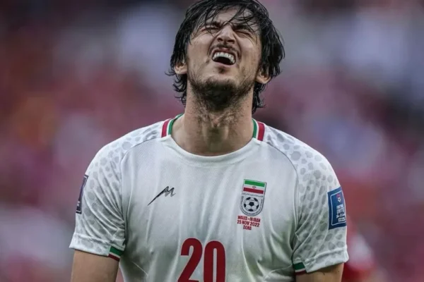 Fora da Copa do Mundo, Sardar Azmoun rebate acusações e reafirma lealdade ao Irã