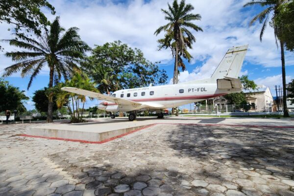 Histórico avião Bandeirante vira atração cultural no Amapá após décadas de missões humanitárias