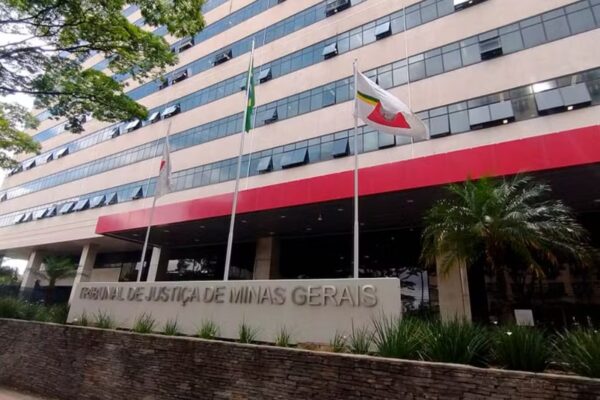 Justiça de Minas Gerais condena vendedor a indenizar homem preso por engano após comprar veículo