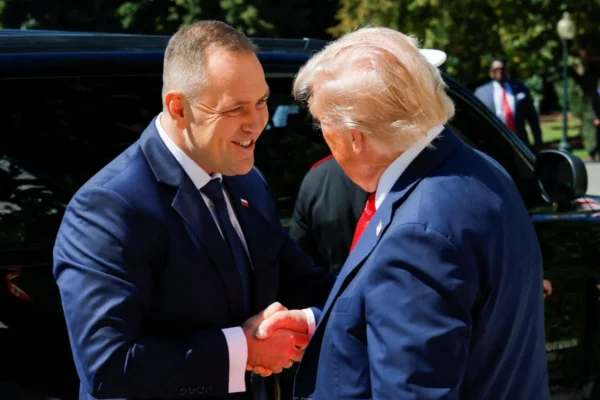 Karol Nawrocki agradece a Donald Trump por reforço de 5 mil soldados americanos na Polônia