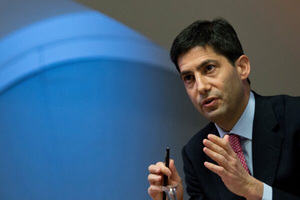 Kevin Warsh assume comando do Fed após indicação de Donald Trump