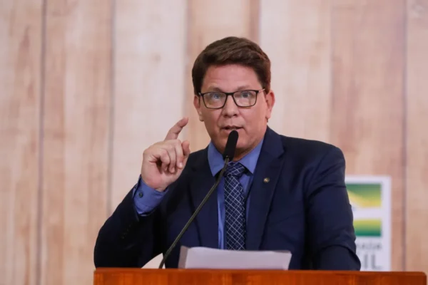 Mario Frias se dispõe a encontro com Flávio Dino após STF cobrar paradeiro de deputado