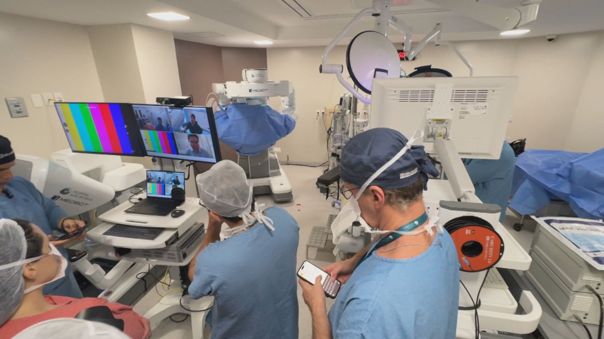 Médico brasileiro em Wuhan opera paciente no Rio Grande do Sul via robótica a 19 mil km de distância