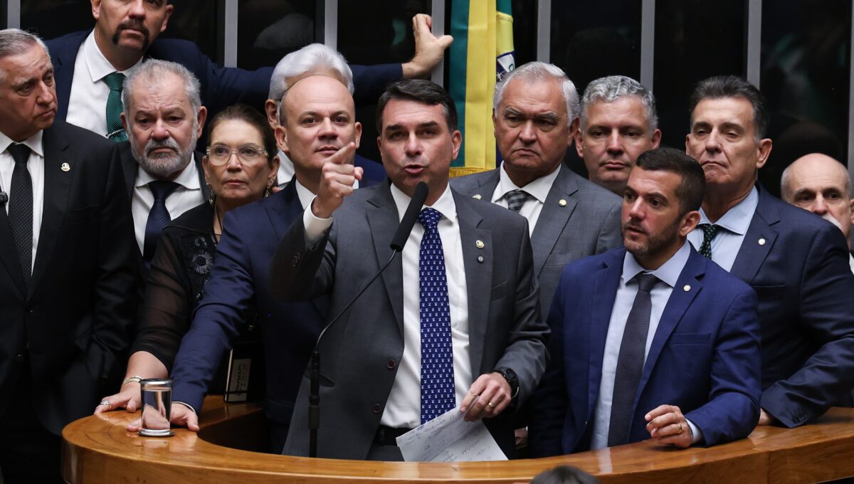 No Senado, Flávio Bolsonaro apoia CPMI para investigar banco de Daniel Vorcaro