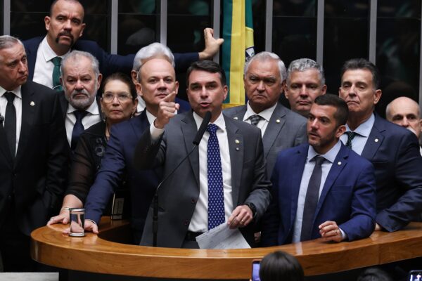No Senado, Flávio Bolsonaro apoia CPMI para investigar banco de Daniel Vorcaro