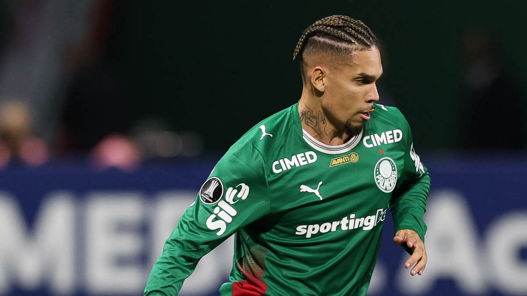 Paulinho cobra autocrítica no Palmeiras após revés na Libertadores e projeta clássico contra o Flamengo