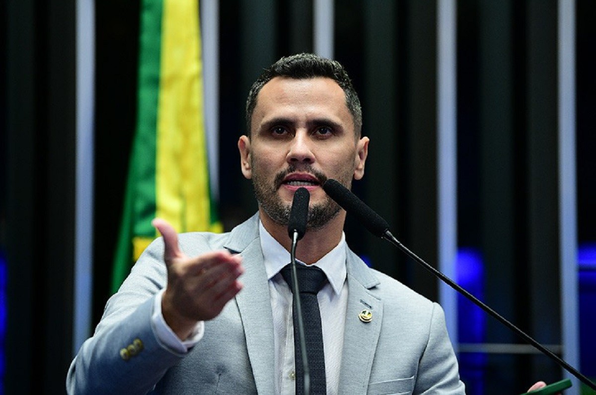 Republicanos-MG avalia candidatura de Cleitinho à Presidência após crise de Flávio Bolsonaro