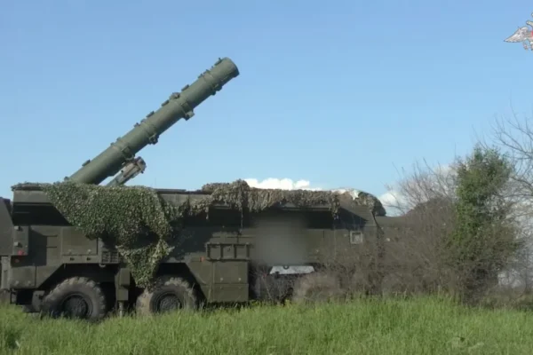 Rússia mobiliza 64 mil militares em exercícios nucleares e envia armamentos para Belarus