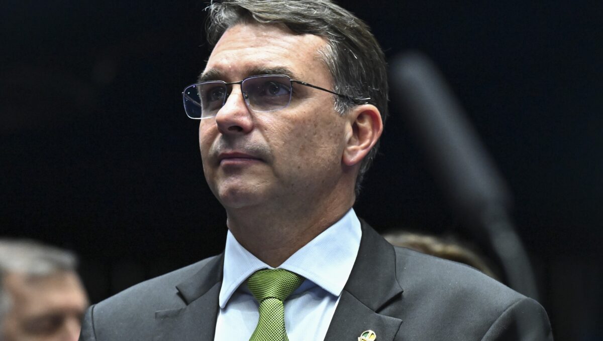 Senador Flávio Bolsonaro negocia reunião com Donald Trump na Casa Branca