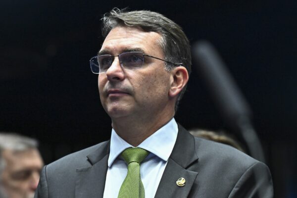 Senador Flávio Bolsonaro negocia reunião com Donald Trump na Casa Branca