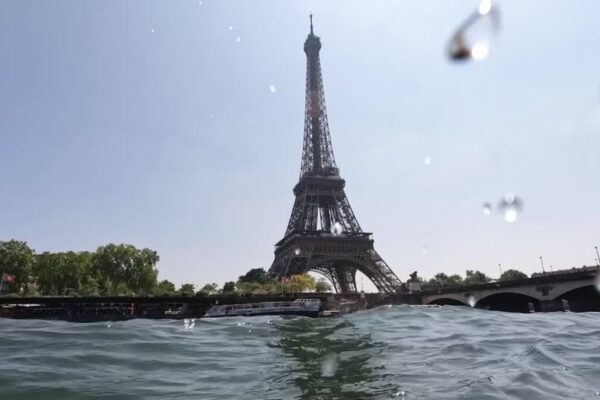 Trecho original da escadaria da Torre Eiffel é arrematado por R$ 2,6 milhões em Paris