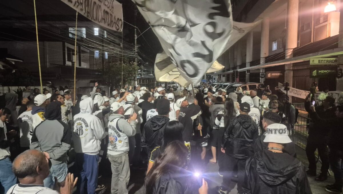 Vila Belmiro é palco de novos protestos contra gestão de Marcelo Teixeira e Conselho do Santos