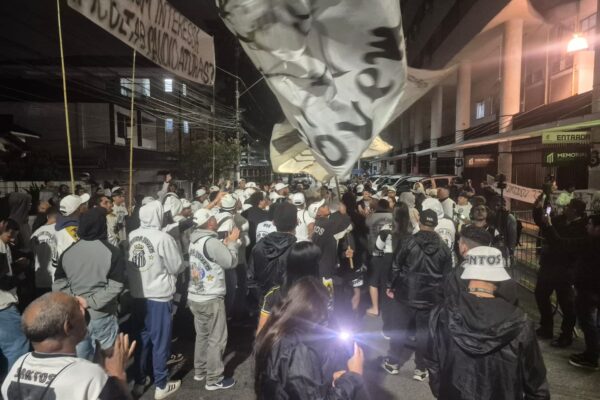 Vila Belmiro é palco de novos protestos contra gestão de Marcelo Teixeira e Conselho do Santos